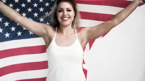 Mujer rubia sosteniendo una bandera de EE.UU. — Vídeo de stock
