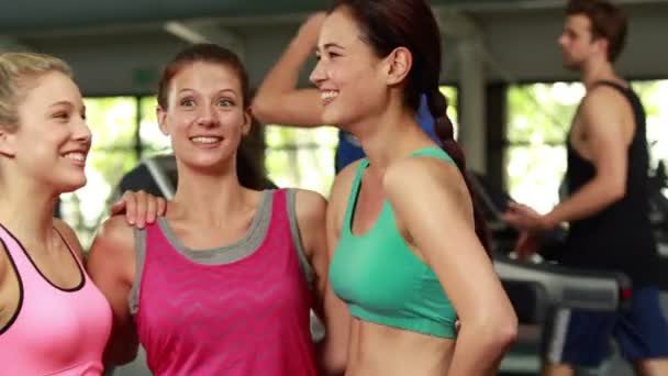 Femmes souriantes athlétiques posant avec les mains sur les hanches — Video