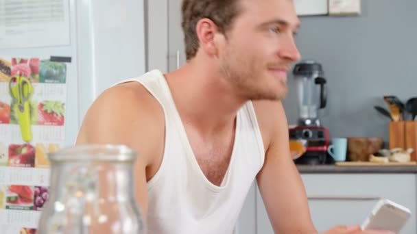 Homme au téléphone dans la cuisine — Video