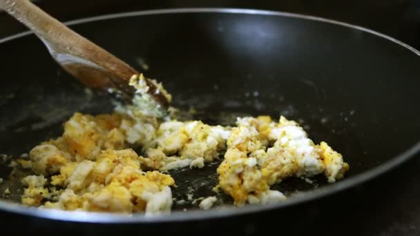 Cozinhar ovos mexidos na frigideira — Vídeo de Stock