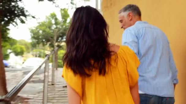 Sonriente pareja caminando — Vídeo de stock