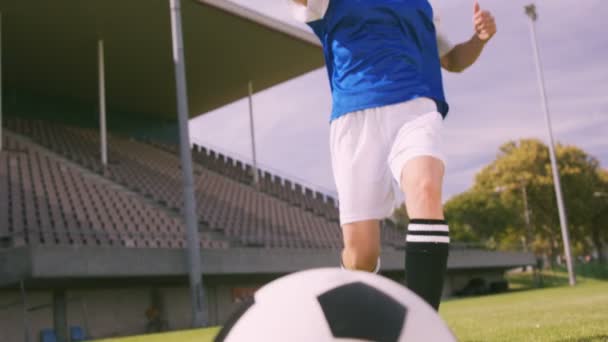 Jugador de fútbol animando de rodillas — Vídeo de stock