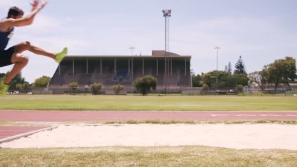 Esportista fazendo salto em distância — Vídeo de Stock