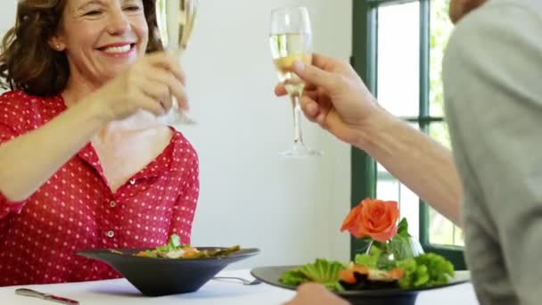 Симпатичная пара пьет шампанское — стоковое видео