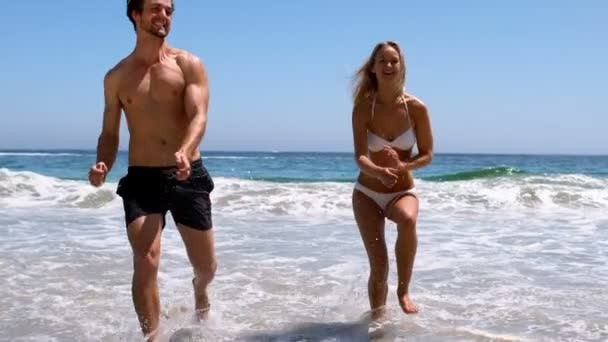 Couple sautant sur la plage — Video