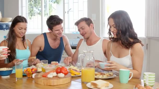 Друзья завтракают на кухне — стоковое видео