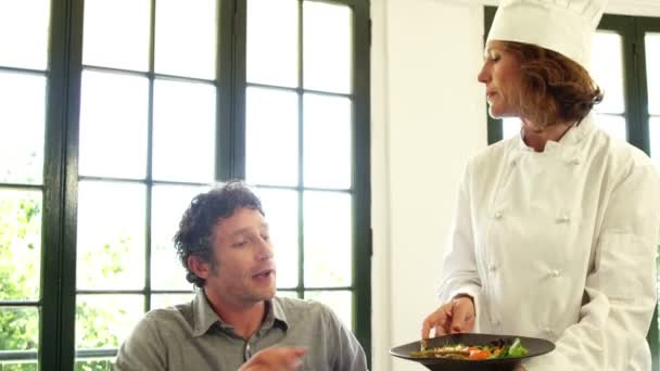 Chef explicando el plato a la pareja — Vídeos de Stock