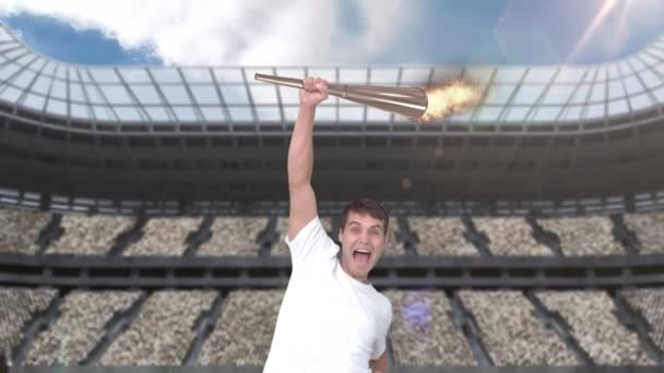 Триумфальный спортсмен с олимпийским факелом — стоковое видео