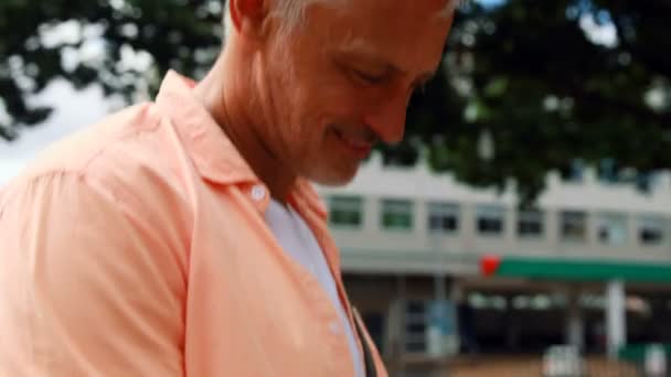 Человек с помощью планшета ПК — стоковое видео