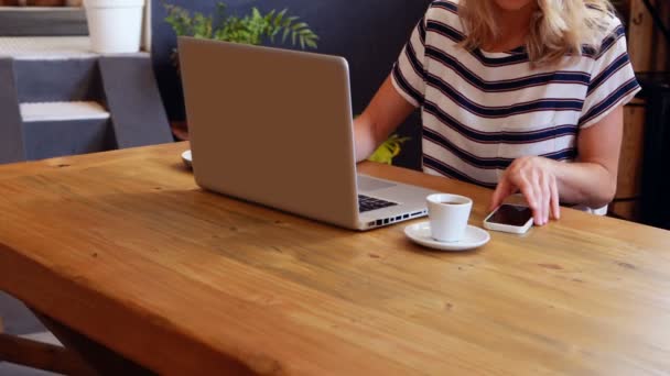 Mujer sonriente en el teléfono — Vídeos de Stock