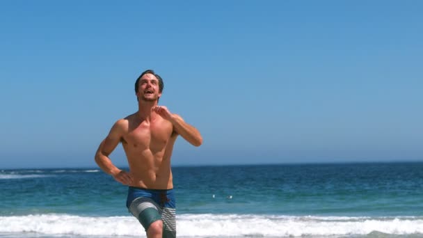 Homem atraente pegando um frisbee — Vídeo de Stock