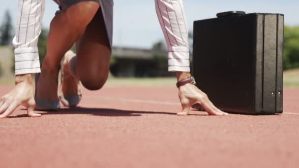 Zakenvrouw atletische grond waarop — Stockvideo