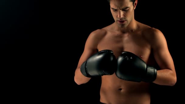 Hombre usando guantes de boxeo — Vídeos de Stock