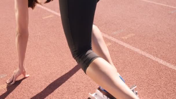 Atleet vrouw starten hardlopen — Stockvideo