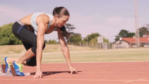 Sportovec žena počáteční spuštění — Stock video