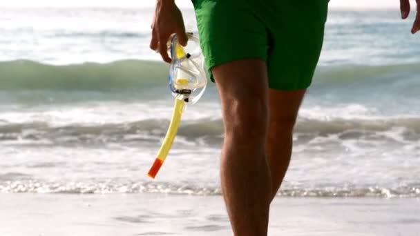 Homem segurando óculos de mergulho — Vídeo de Stock