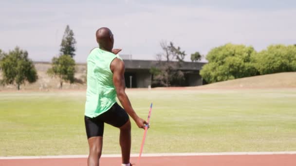 Sportsman doing javelin throw — Stock Video