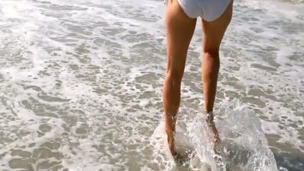Nő a bikini, séta a víz — Stock videók