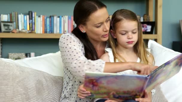 Madre leyendo un cuento a su hija — Vídeos de Stock