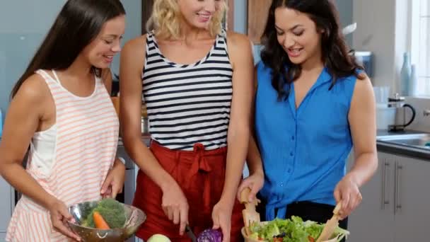 Amigos preparando ensalada juntos — Vídeo de stock