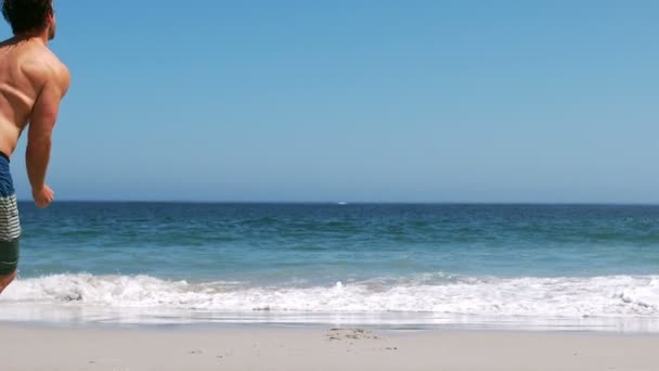 Sonriente hombre sosteniendo tabla de surf — Vídeo de stock
