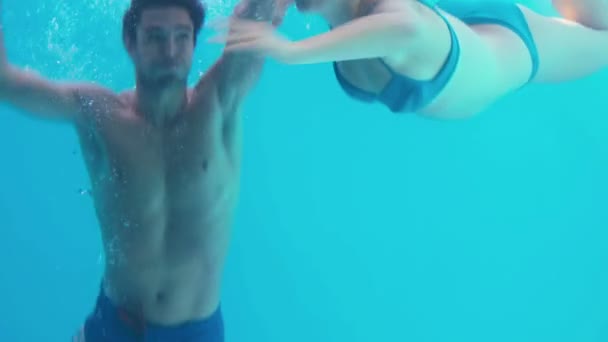 Happy couple swimming underwater — Stock Video