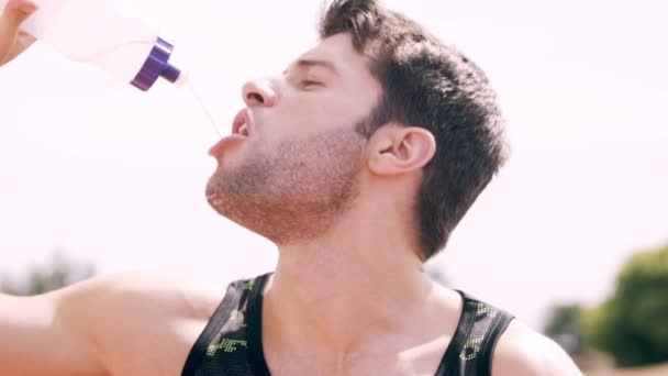 Спортсмен пьет воду — стоковое видео