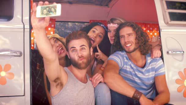 Φίλοι hipster σε οδικό ταξίδι λαμβάνοντας selfie — Αρχείο Βίντεο