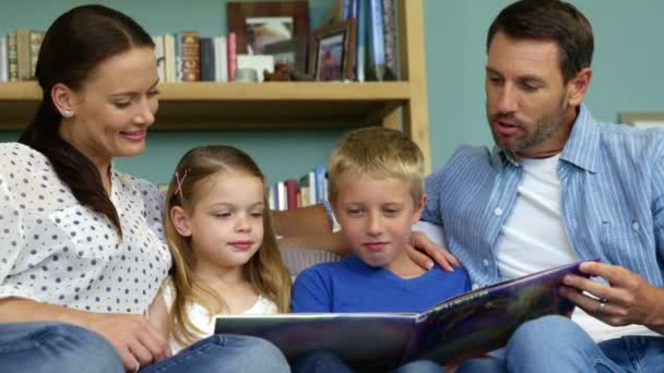 Padres leyendo un cuento a sus hijos — Vídeos de Stock