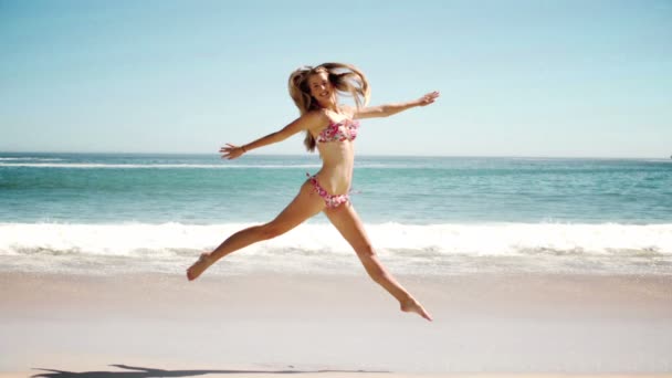 Mujer saltando en la playa en cinemagraph — Vídeos de Stock