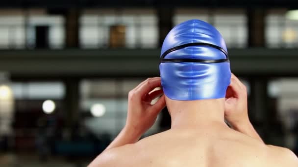 Вмістити чоловіка налаштувати окуляри біля басейну — стокове відео