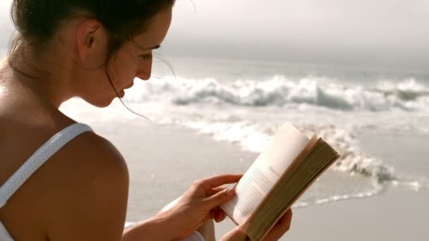 Een vrouw die een boek leest — Stockvideo