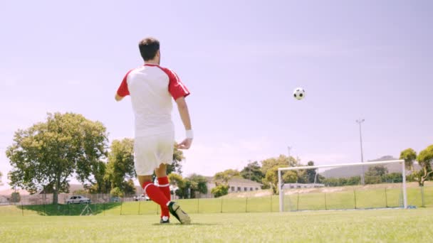 Fußballer kickt den Ball — Stockvideo