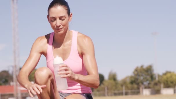 Sportswoman drinking water — Stock Video