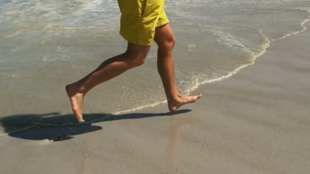Homem correndo na praia — Vídeo de Stock