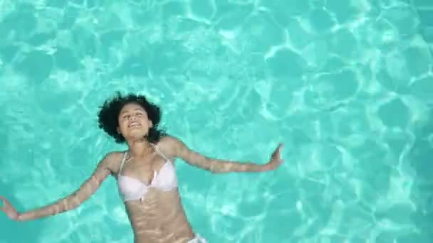 Привлекательная женщина отдыхает в бассейне — стоковое видео