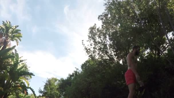 Hombre guapo buceando en la piscina — Vídeos de Stock