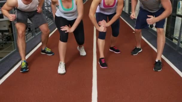 Sorrindo amigos atléticos vai começar a correr — Vídeo de Stock