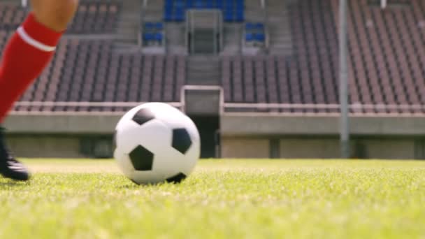 Jogador de futebol driblando a bola — Vídeo de Stock