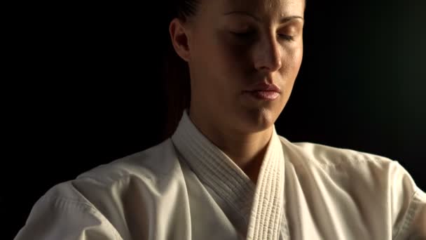 Mujer practicando karate — Vídeos de Stock