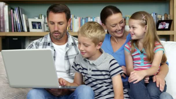 Nette Familie mit Laptop — Stockvideo