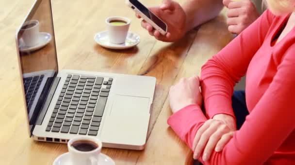 Novio mostrando smartphone a novia — Vídeos de Stock