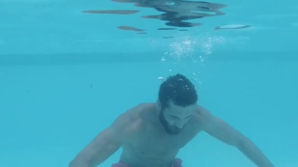 Bonito homem nadando na piscina — Vídeo de Stock