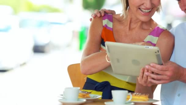 Pareja sonriente usando una tableta — Vídeos de Stock