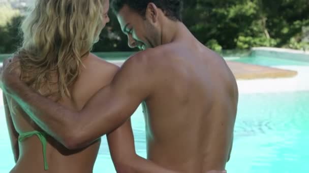 Linda pareja abrazándose en la piscina — Vídeo de stock