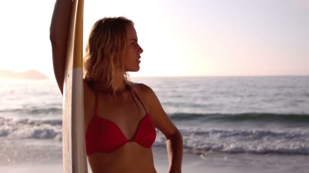 Woman holding a surfboard — Stock Video