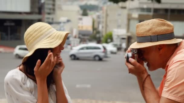 Homem tirando foto de uma mulher — Vídeo de Stock