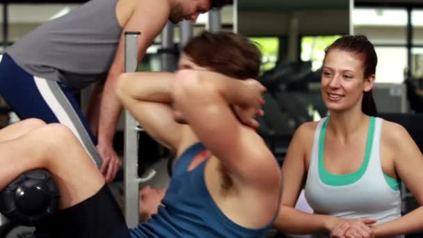 Kadın antrenör onun egzersizi yapan erkek yardım — Stok video