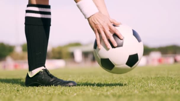 Giocatore di calcio calci la palla — Video Stock