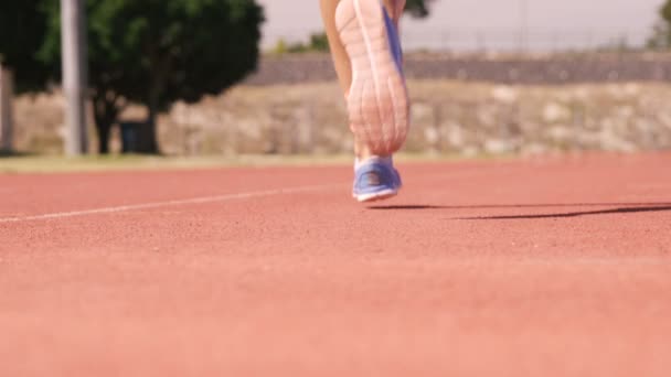 Femme courir sur la piste de course — Video